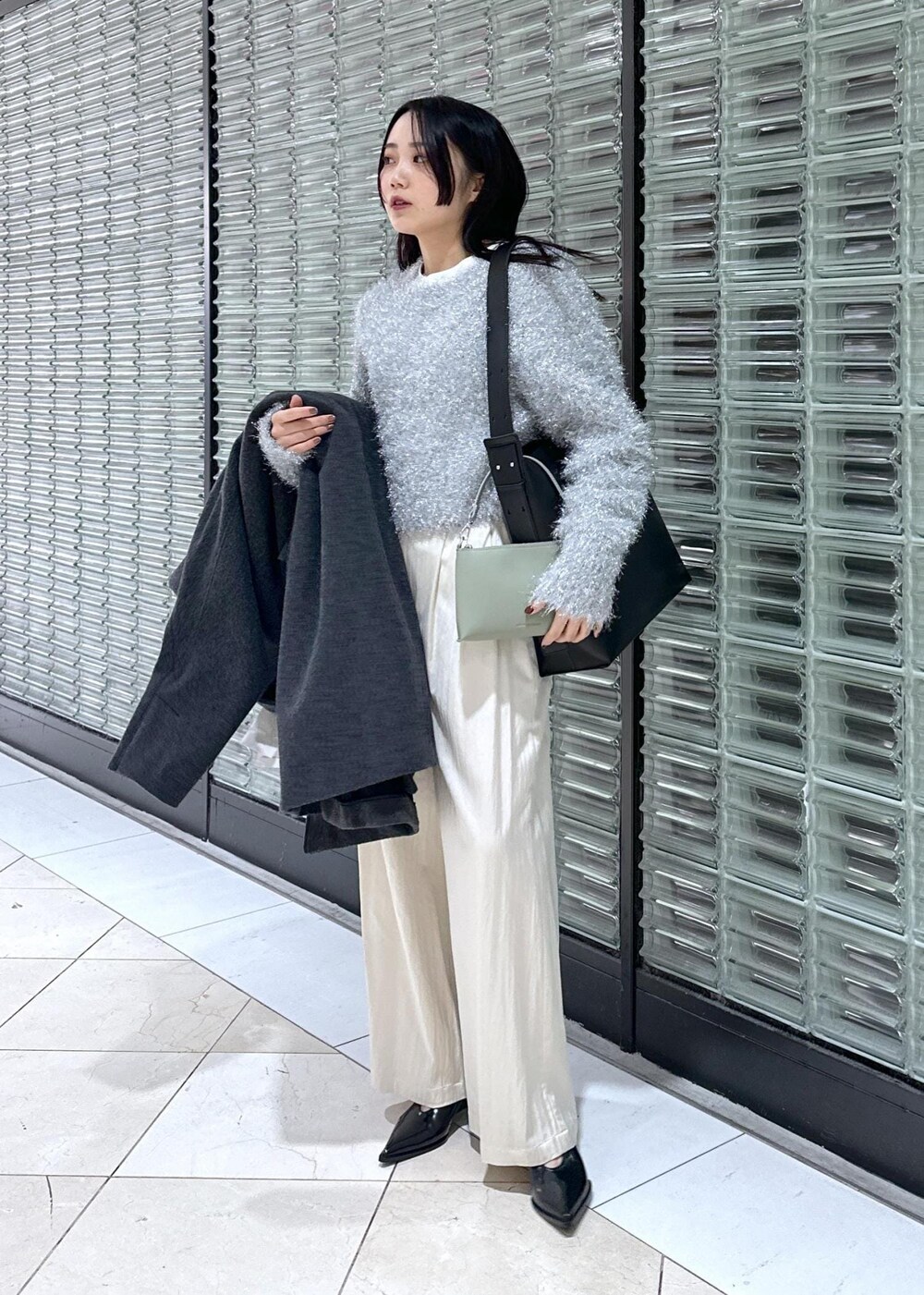 「ラメ、ニット、コート、ウールコート、Tシャツ、カットソー、サテン、パンツ、スラックス、パンプス、シルバー、ブラック、A4、A4サイズ、A4サイズ対応」｜「ADAM ET ROPE'のウールボンディングロングコート（その他アウター、グレー系）」を使った、きなさん（レディース・156cm）の冬コーディネートの9枚目の写真
