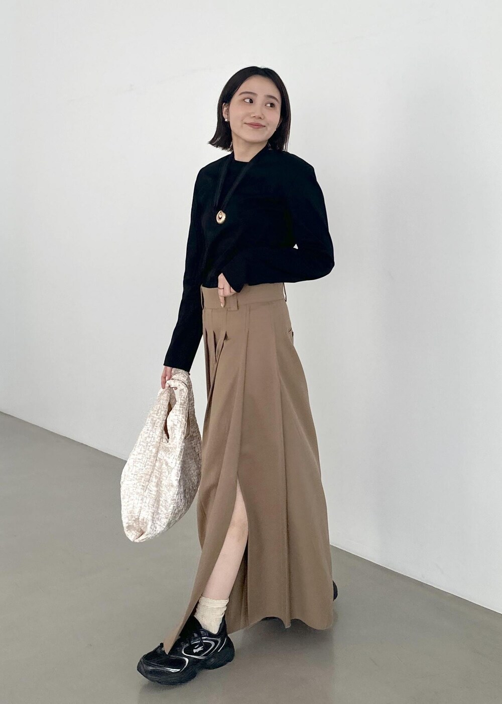 「骨格ストレート、スニーカーコーデ、LACOSTE、ラコステ、別注、シルバー、ゴールド、ブラック、プリーツスカート、プリーツ、ウール、Tシャツ、ロンT、初秋コーデ、秋コーデ」|「ADAM ET ROPE'のビーンイヤリング(イヤリング、シルバー系)」を使った、きなさん(レディース・156cm)の夏コーディネートの4枚目の写真