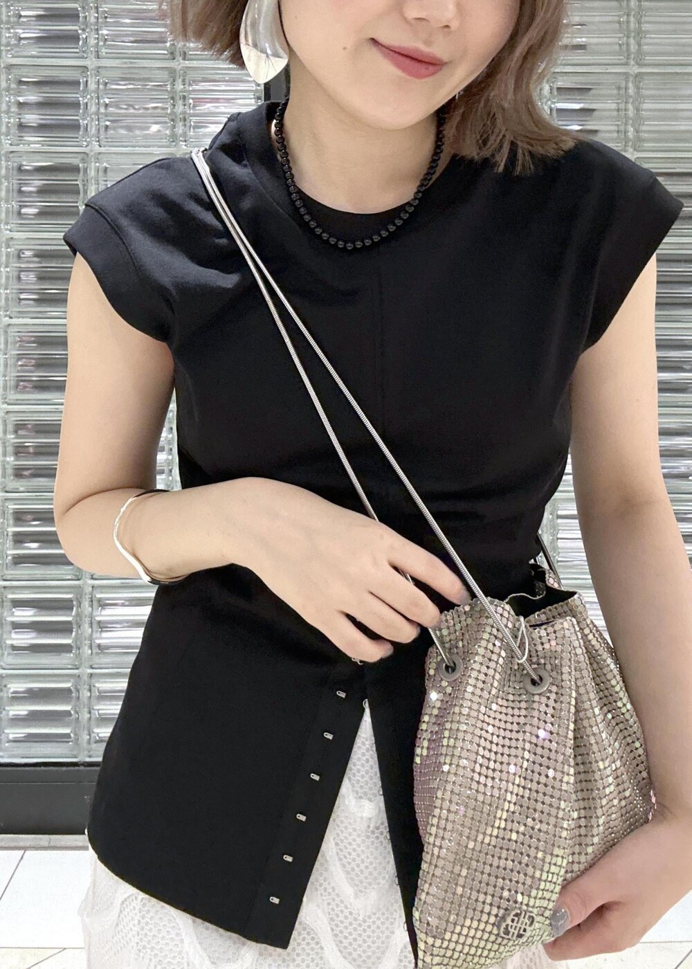 「骨格ストレート、ブルベ冬、ブルベ夏、ブルベコーデ、骨格ストレートコーデ、春夏コーデ、シルバー、ホワイト、スカートコーデ、ノースリーブ、OOFOS、サンダル、厚底、ベージュ、ブラウン」｜「ADAM ET ROPE'のニュアンスオーバルバングル（バングル/リストバンド、シルバー系）」を使った、きなさん（レディース・156cm）の春コーディネートの9枚目の写真