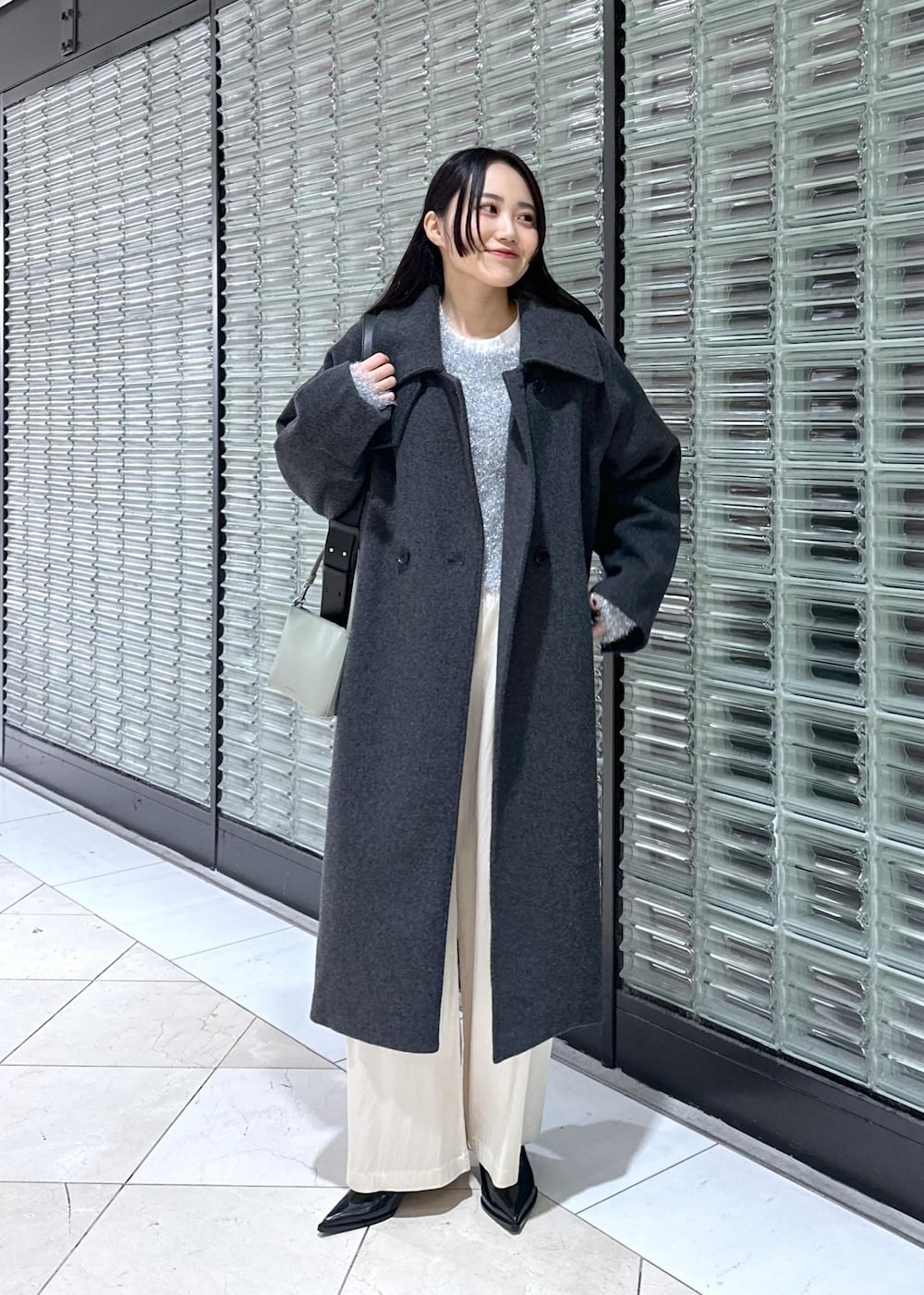 「ラメ、ニット、コート、ウールコート、Tシャツ、カットソー、サテン、パンツ、スラックス、パンプス、シルバー、ブラック、A4、A4サイズ、A4サイズ対応」｜「ADAM ET ROPE'のウールボンディングロングコート（その他アウター、グレー系）」を使った、きなさん（レディース・156cm）の冬コーディネートの3枚目の写真