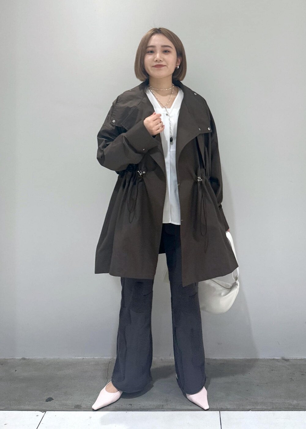 「骨スト、ブルベ、ブルベ夏、ブルベ冬、24SS、24SS春の新作、春の新作、新作、白、白ブラウス、リラックス、リラックスパンツ、ピンク、春カラー、モッズ」|「Sisi Joiaの【Sisi Joia】Belt(ベルト、シルバー系)」を使った、きなさん(レディース・156cm)の春コーディネートの5枚目の写真