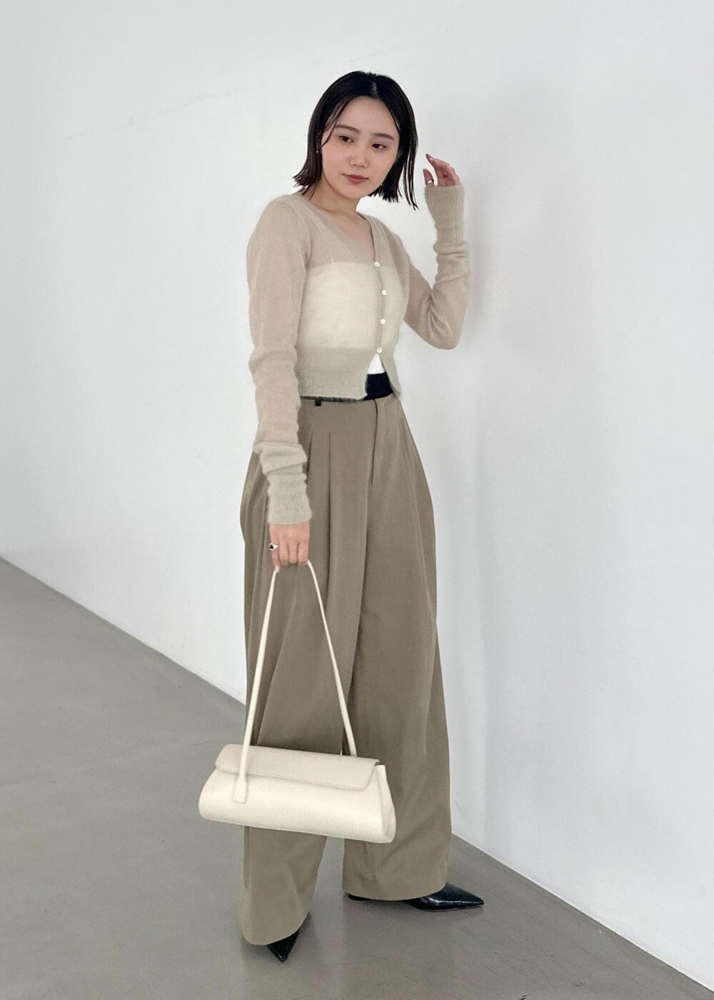 「24aw_style、ホワイト、ミニ、チェーン、チェーンバッグ、ベージュ、プルオーバー、ニット、長袖、カットソー、Vネック、リブ、ラウンドネック、リブニット、アイボリー」|「ADAM ET ROPE'のバンドゥー(チューブトップ、ホワイト系)」を使った、きなさん(レディース・156cm)の夏コーディネートの6枚目の写真