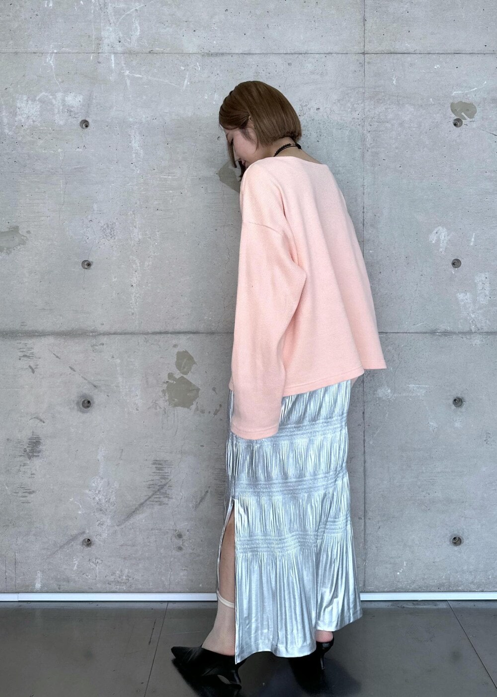 「骨格ストレート、ブルベ、ブルベ冬、ブルベ夏、レイヤード、シャーリング、プリーツ、プリーツスカート、miller、別注、シルバー、スカート、ピンク、コーラルピンク、ブラック」｜「MILLERの【Miller for ADAM ET ROPE'】別注WAFFLE L/S TEE（Tシャツ/カットソー、ピンク系）」を使った、きなさん（レディース・156cm）の春コーディネートの4枚目の写真