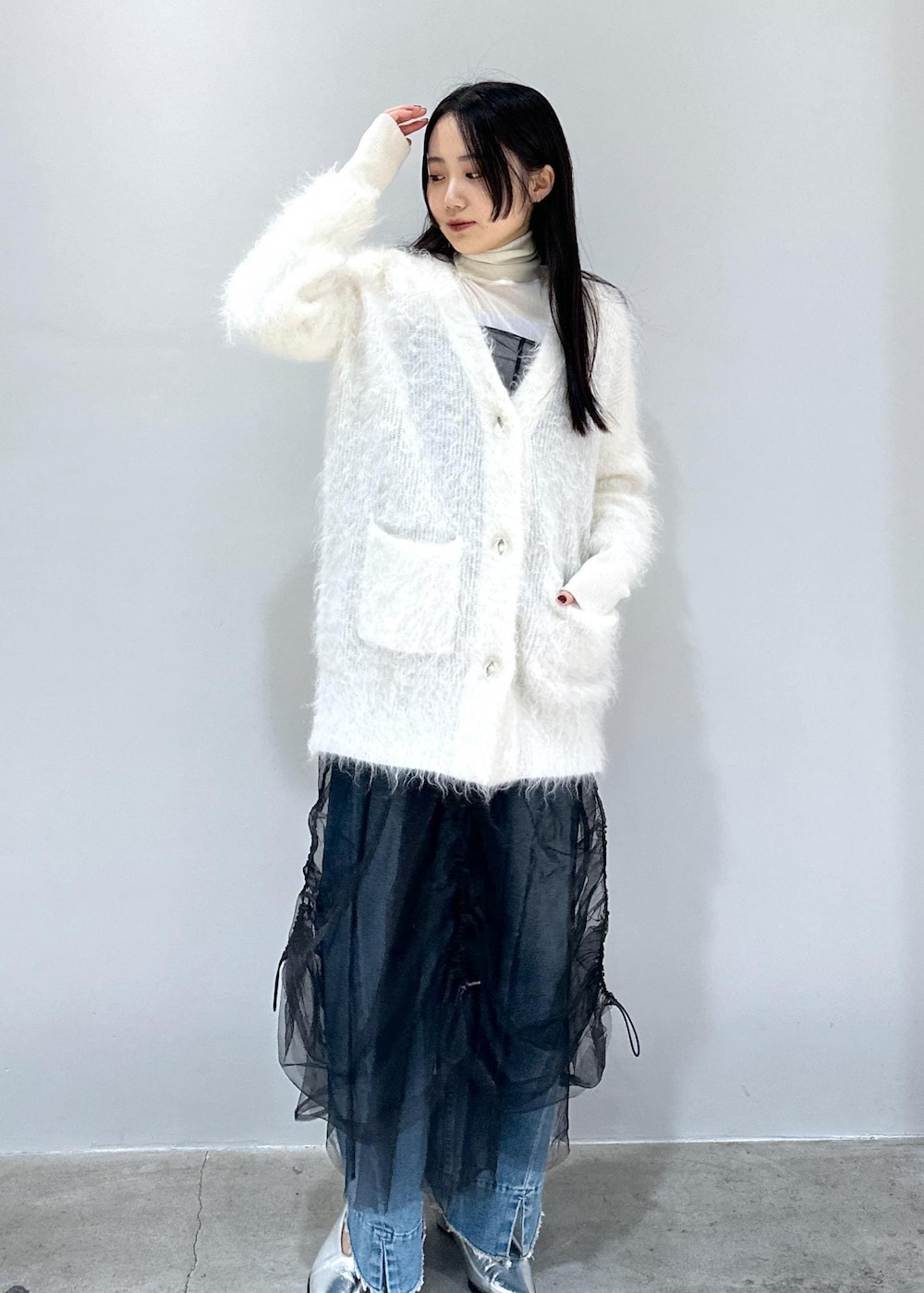 「24SS、24SS春の新作、春の新作、新作、モヘヤ、チュール、シアー、シアードレス、シアーワンピース、長さ調整可能、デニム、デニムコーデ、SNaPMeAward23w、ADAM ET ROPÉ、FEMME」|「ADAM ET ROPE'のモヘヤカーディガン(カーディガン/ボレロ、ホワイト系)」を使った、きなさん(レディース・156cm)の冬コーディネートの4枚目の写真