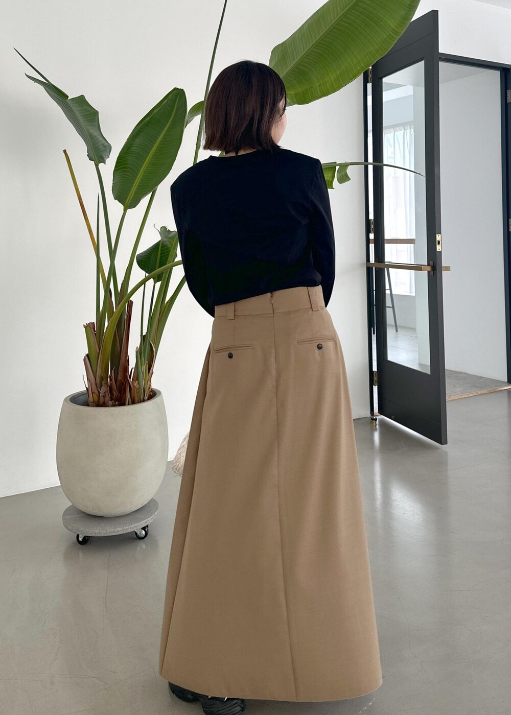 「骨格ストレート、スニーカーコーデ、LACOSTE、ラコステ、別注、シルバー、ゴールド、ブラック、プリーツスカート、プリーツ、ウール、Tシャツ、ロンT、初秋コーデ、秋コーデ」|「ADAM ET ROPE'のビーンイヤリング(イヤリング、シルバー系)」を使った、きなさん(レディース・156cm)の夏コーディネートの5枚目の写真