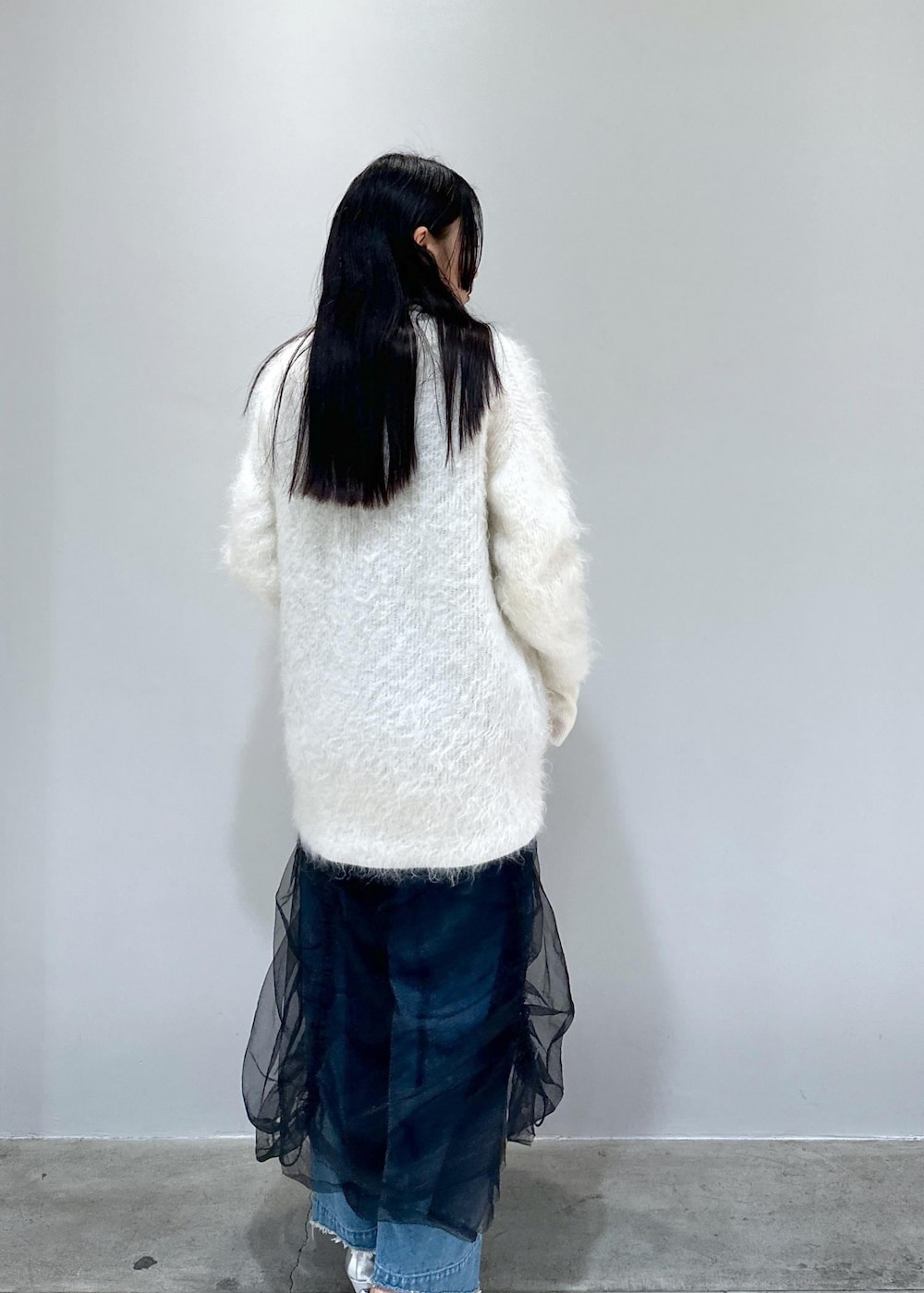 「24SS、24SS春の新作、春の新作、新作、モヘヤ、チュール、シアー、シアードレス、シアーワンピース、長さ調整可能、デニム、デニムコーデ、SNaPMeAward23w、ADAM ET ROPÉ、FEMME」|「ADAM ET ROPE'のモヘヤカーディガン(カーディガン/ボレロ、ホワイト系)」を使った、きなさん(レディース・156cm)の冬コーディネートの6枚目の写真