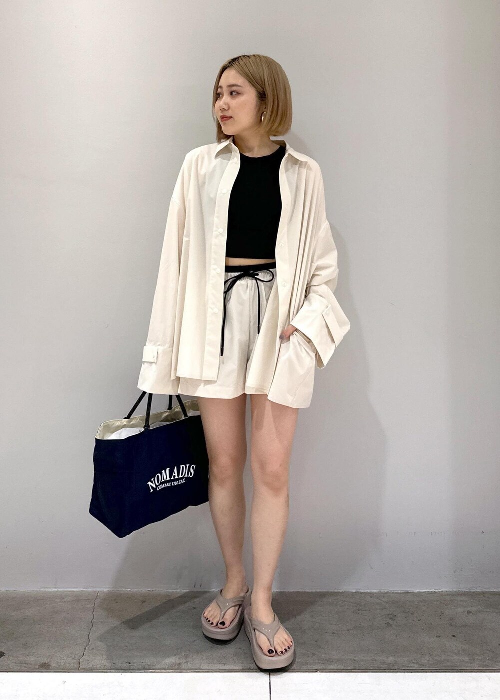 「シャツコーデ、ブルベ、ブルベ冬、ブルベ夏、水着、ラッシュガード、スイムウェア、OOFOS、NOMADIS、イヤリング、シルバーアクセサリー、サンダルコーデ、2024別注ITEM、トートバッグ、ホワイト」｜「NOMADISの【NOMADIS  for ADAM ET ROPE'】別注 SAC2 W TOTE BAG（トートバッグ、ブルー系）」を使った、きなさん（レディース・156cm）の春コーディネートの3枚目の写真