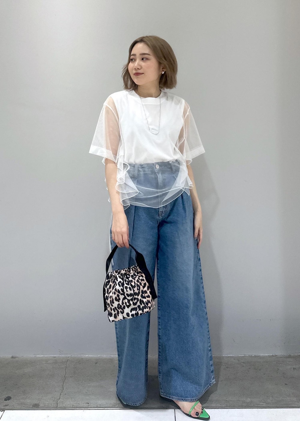 「骨格ストレート、ブルベ、ブルベ冬、ブルベ夏、チュール、シアー、シアーコーデ、GANNI、バッグ、デニムコーデ、サンダルコーデ、デニム」|「NEEDBY heritageの【NEEDBY for ADAM ET ROPE'】別注WIDE DENIM(デニムパンツ、ブルー系)」を使った、きなさん(レディース・156cm)の春コーディネートの3枚目の写真