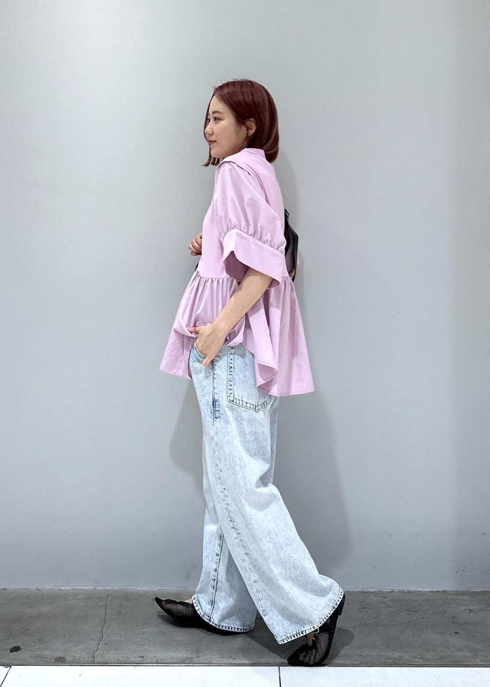 「Tシャツコーデ、デニムコーデ、メッシュ、メッシュパンプス、メリージェーン、メリージェーンパンプス、デザインTOPS、夏の快適ボトム、梅雨コーデ、梅雨、knowhow jewelry、ben amun、ブラウス、ADAM ET ROPÉ、FEMME」｜「ADAM ET ROPE'の【サステナブル】ムスビショルダーバッグ（ショルダーバッグ、ブラック系）」を使った、きなさん（レディース・156cm）の夏コーディネートの4枚目の写真