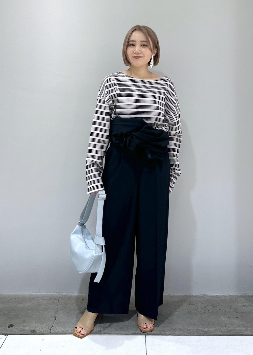「骨格ストレート、ブルベ、ブルベ冬、ブルベ夏、イヤリング、シルバー、ベージュ、ブーツ、ブーツサンダル、サンダル、ヒール、オールインワン、ロンパース、調整、調整可能」｜「ADAM ET ROPE'のストレッチブーツサンダル（ブーツ、ベージュ系）」を使った、きなさん（レディース・156cm）の春コーディネートの8枚目の写真