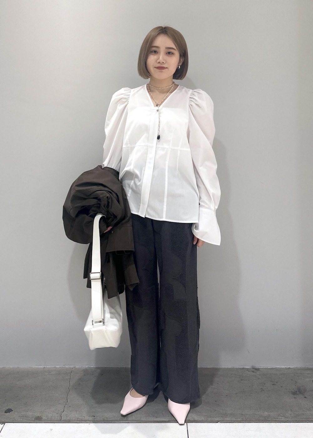 「骨スト、ブルベ、ブルベ夏、ブルベ冬、24SS、24SS春の新作、春の新作、新作、白、白ブラウス、リラックス、リラックスパンツ、ピンク、春カラー、モッズ」|「Sisi Joiaの【Sisi Joia】Belt(ベルト、シルバー系)」を使った、きなさん(レディース・156cm)の春コーディネートの3枚目の写真