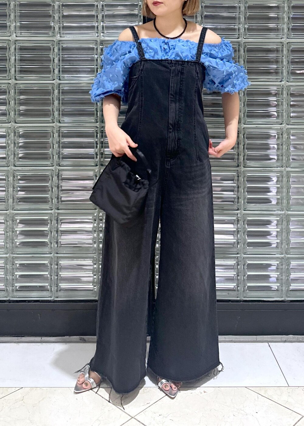 「骨格ストレート、ブルベ、ブルベ冬、ブルベ夏、シルバー、ブラック、ブルー、ブラックデニム、デニム、ロンパース、オールインワン、サロペット、調整可能、長さ調整可能、フルレングス」｜「GANNIの【GANNI(ガニー)】RECYCLED TECH POUCH（ハンドバッグ、ブラック系）」を使った、きなさん（レディース・156cm）の春コーディネートの5枚目の写真