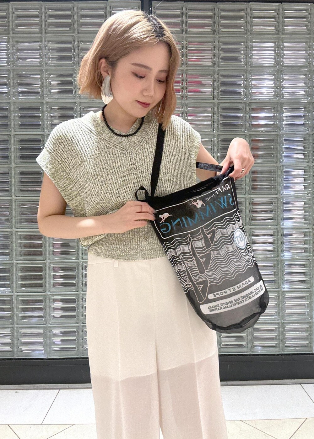 「骨格ストレート、ブルベ、ブルベ冬、夏、ベスト、シルバー、イヤリング、OOFOS、ベストコーデ、ロンパース、オールインワンコーデ、ロンパースコーデ、ブラック、グレー、ショルダーバッグ」|「ADAM ET ROPE'の【サステナブル・洗える】ペーパーヤーンミックスニットベスト(ベスト、イエロー系)」を使った、きなさん(レディース・156cm)の春コーディネートの5枚目の写真