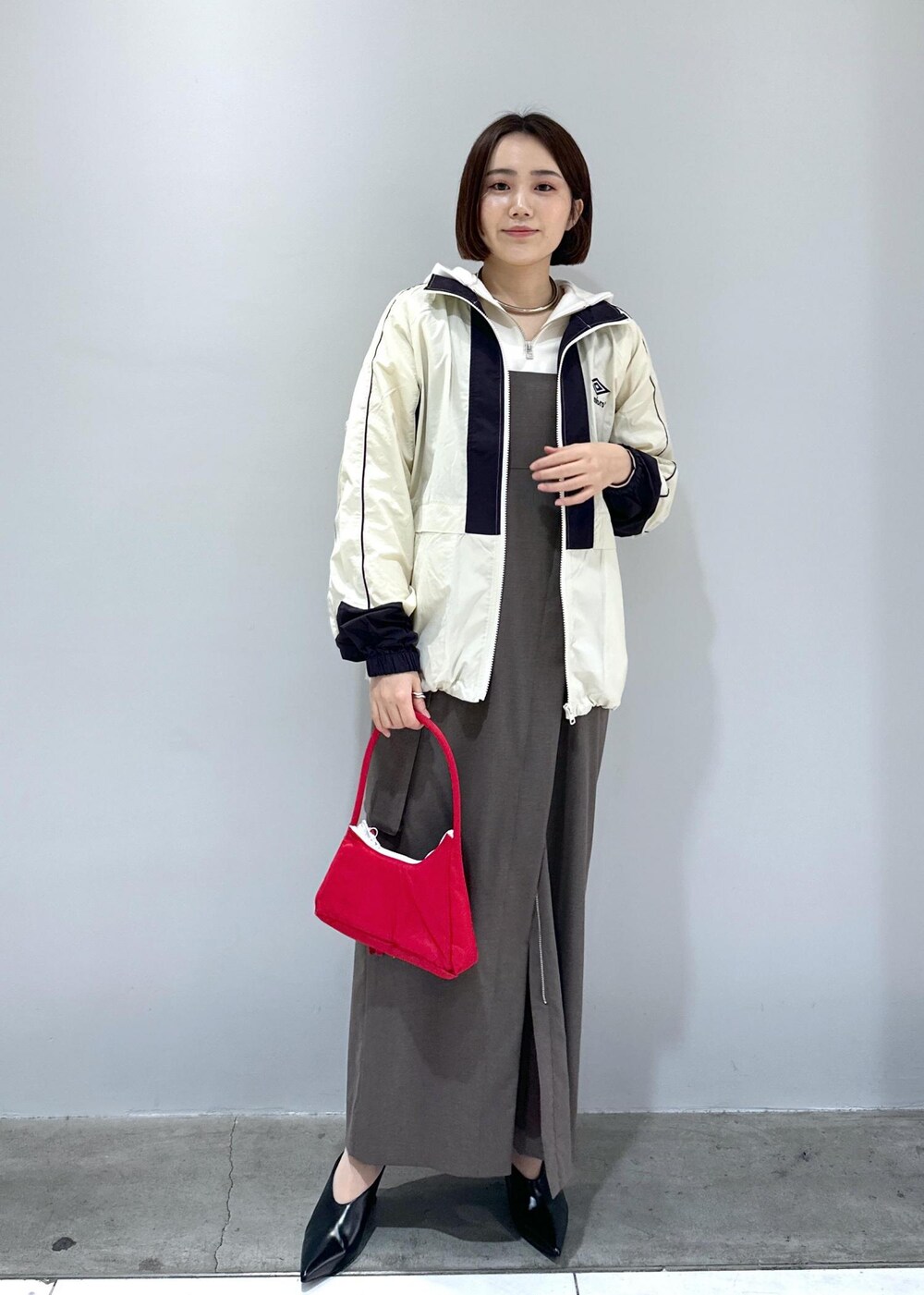「kokyo、別注、UMBRO、バッグ、レッド、赤、差し色、ブラウン、パーカー、ショート丈、短丈、クロップド、クロップド丈、ZIP、スリット」｜「ADAM ET ROPE'のフォルムウェッジミュール（その他シューズ、ブラック系）」を使った、きなさん（レディース・156cm）の冬コーディネートの2枚目の写真