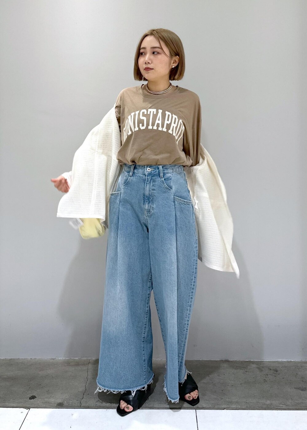 「ワイド、ワイドパンツ、ワイドデニム、骨格ストレート、ブルベ、ブルベ冬、ブルベ夏、ホワイト、ベージュ、ハンドバッグ、フリンジ、ラウンド、ショルダー、ブラウン、プルオーバー」|「ADAM ET ROPE'のツイストパデッドミュール(サンダル、ブラック系)」を使った、きなさん(レディース・156cm)の春コーディネートの5枚目の写真