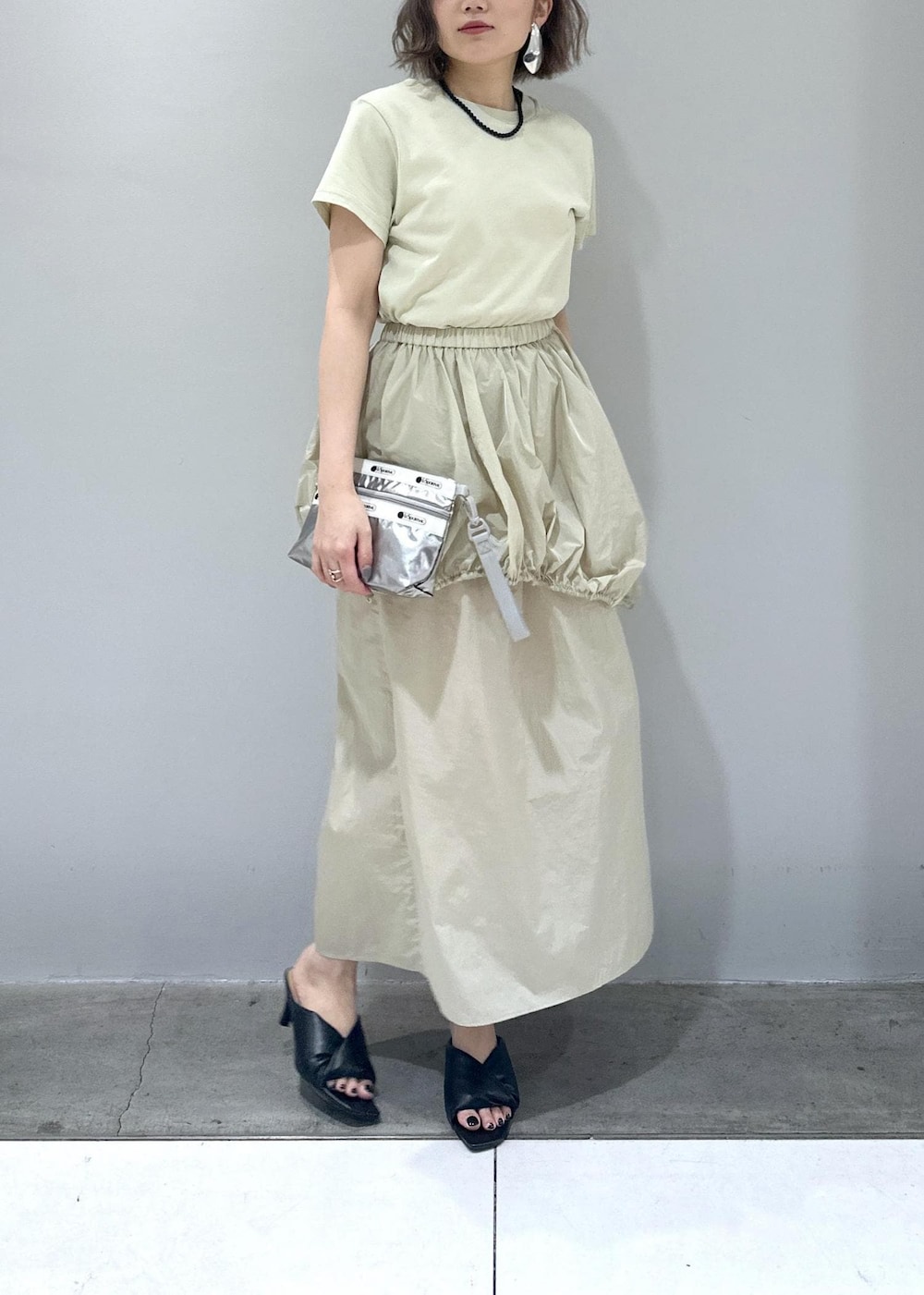 「骨格ストレート、ブルベ、ブルベ冬、ブルベ夏、シルバーバッグ、ベージュ、ワンピースコーデ、サンダルコーデ、サンダル、シルバーアクセサリー、おでかけコーデ、春夏、春夏コーデ、春コーデ、夏コーデ」|「ADAM ET ROPE'のニュアンスオーバルバングル(バングル/リストバンド、シルバー系)」を使った、きなさん(レディース・156cm)の春コーディネートの3枚目の写真