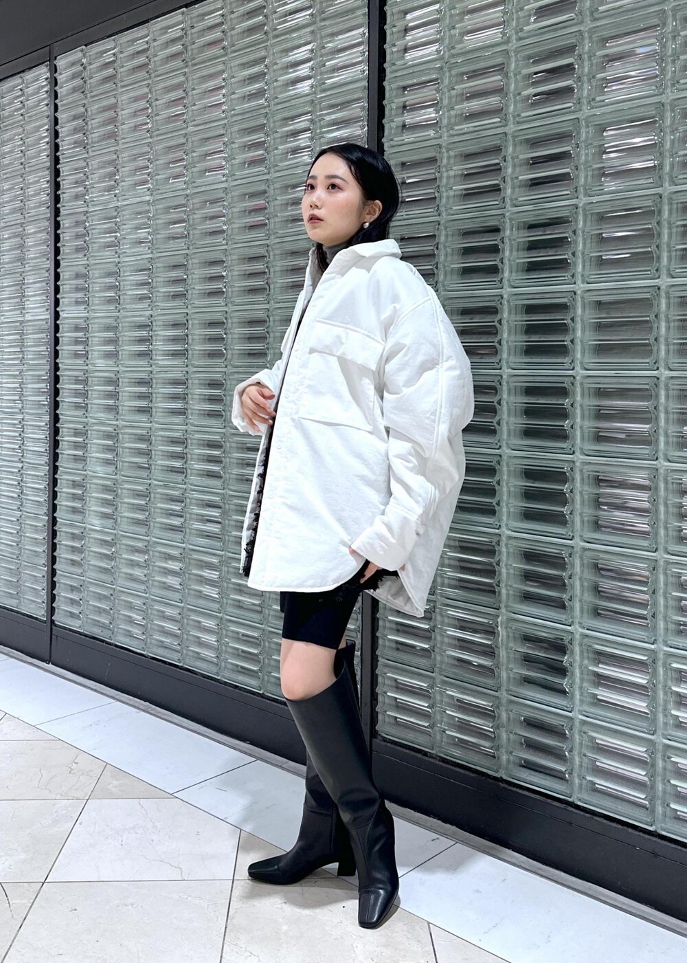 「シルバー、メタリック、ベロア、ジャガード、SNaPMeAward23w、FEMME、SDGs、サステナブル、骨格ストレート、ブルべ、きれいめ、きれいめカジュアル、カジュアル、フェミニン、オケージョン」|「ADAM ET ROPE'のナロースクエアトゥロングブーツ(ブーツ、ブラック系)」を使った、きなさん(レディース・156cm)の冬コーディネートの2枚目の写真