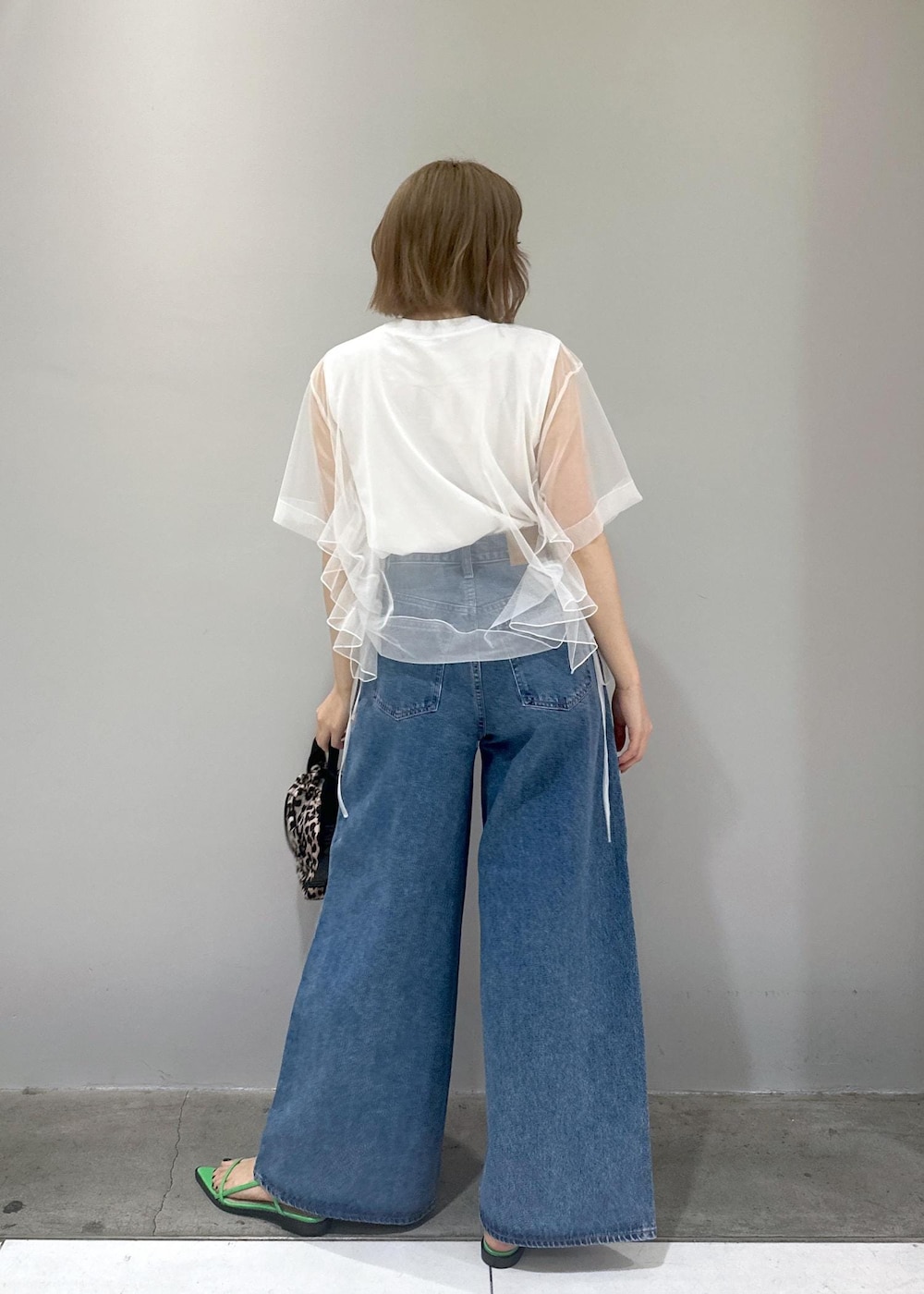 「骨格ストレート、ブルベ、ブルベ冬、ブルベ夏、チュール、シアー、シアーコーデ、GANNI、バッグ、デニムコーデ、サンダルコーデ、デニム」|「NEEDBY heritageの【NEEDBY for ADAM ET ROPE'】別注WIDE DENIM(デニムパンツ、ブルー系)」を使った、きなさん(レディース・156cm)の春コーディネートの5枚目の写真