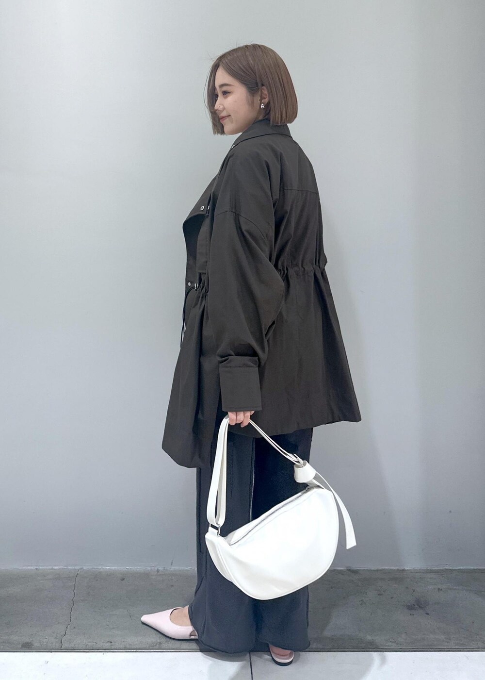 「骨スト、ブルベ、ブルベ夏、ブルベ冬、24SS、24SS春の新作、春の新作、新作、白、白ブラウス、リラックス、リラックスパンツ、ピンク、春カラー、モッズ」|「Sisi Joiaの【Sisi Joia】Belt(ベルト、シルバー系)」を使った、きなさん(レディース・156cm)の春コーディネートの7枚目の写真