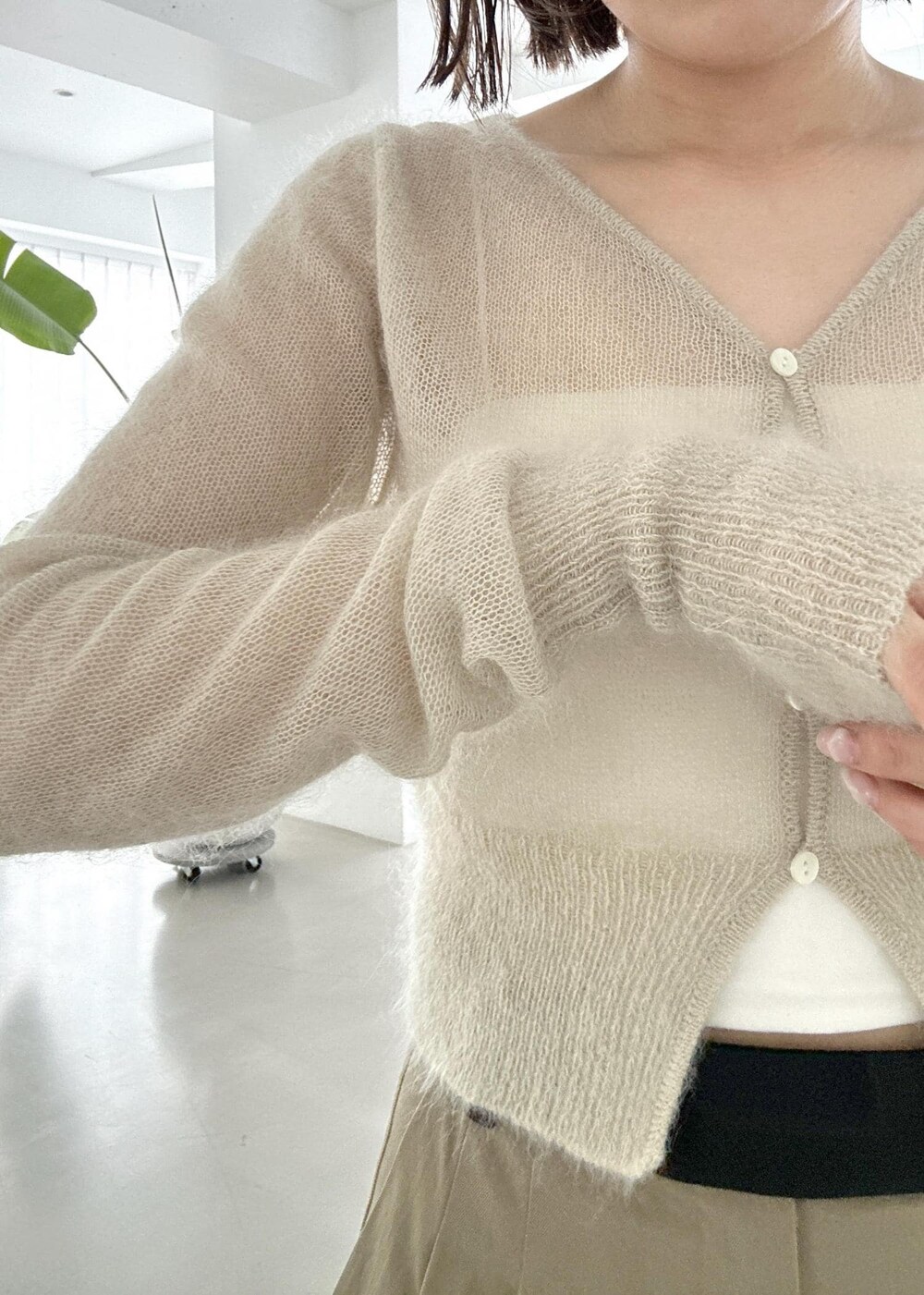 「24aw_style、ホワイト、ミニ、チェーン、チェーンバッグ、ベージュ、プルオーバー、ニット、長袖、カットソー、Vネック、リブ、ラウンドネック、リブニット、アイボリー」|「ADAM ET ROPE'のバンドゥー(チューブトップ、ホワイト系)」を使った、きなさん(レディース・156cm)の夏コーディネートの8枚目の写真