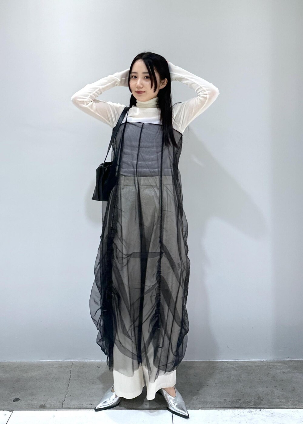 「セールアイテム、SALE、SALEアイテム、アウター、コート、シルバー、パンプス、バッグ、チュール、チュールドレス、シアー、24SS、24SS春の新作、春の新作、新作」｜「ADAM ET ROPE'のサテンタックイージースラックス（スラックス、ホワイト系）」を使った、きなさん（レディース・156cm）の冬コーディネートの6枚目の写真