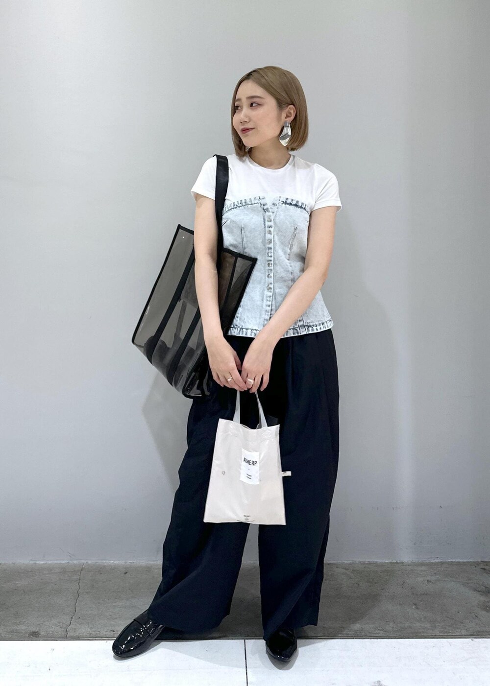 「デザインTOPS、クリアバッグ、ローファー、Tシャツ、Hanes、BIOTOP、晴雨兼用、日傘、雨傘、梅雨、梅雨コーデ、レイン、カラー、撥水、骨格ストレート」｜「ADAM ET ROPE'の【サステナブル・晴雨兼用・男女兼用・U-DAY for ADAM ET ROPE'】[ADMERP] UMBRELLA60 with tote / 折りたたみ傘（折りたたみ傘、ホワイト系）」を使った、きなさん（レディース・156cm）の夏コーディネートの2枚目の写真