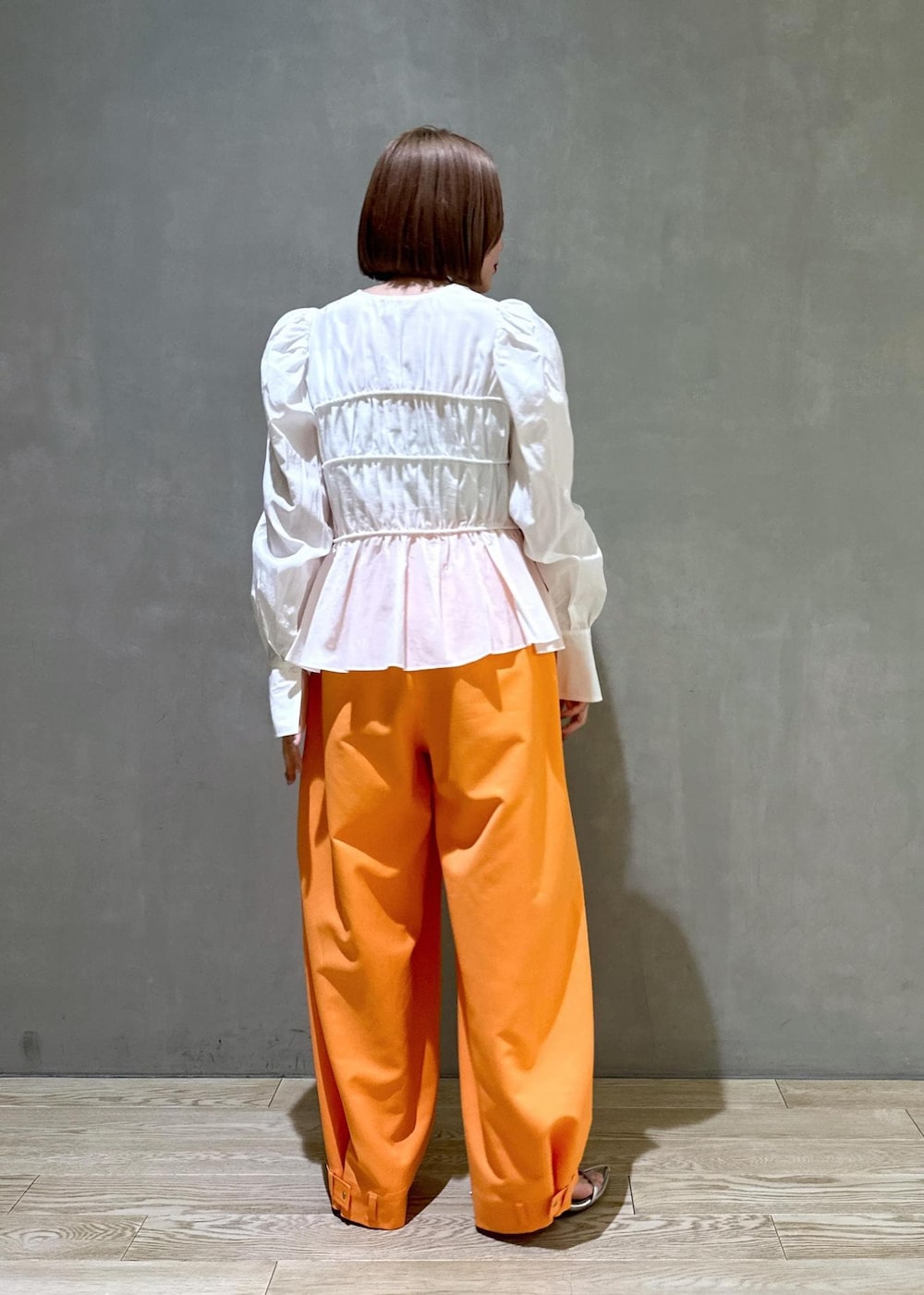 「骨格ストレート、ブルベ、ブルベ冬、ブルベ夏、オレンジ、パンツ、カラーパンツ、ワイド、コクーン、バルーン、2WAY、マルチウェイ、ブラウス、リボン、ギャザー」|「ADAM ET ROPE'の【サステナブル】ナロークロスストラップサンダル(サンダル、シルバー系)」を使った、きなさん(レディース・156cm)の冬コーディネートの5枚目の写真