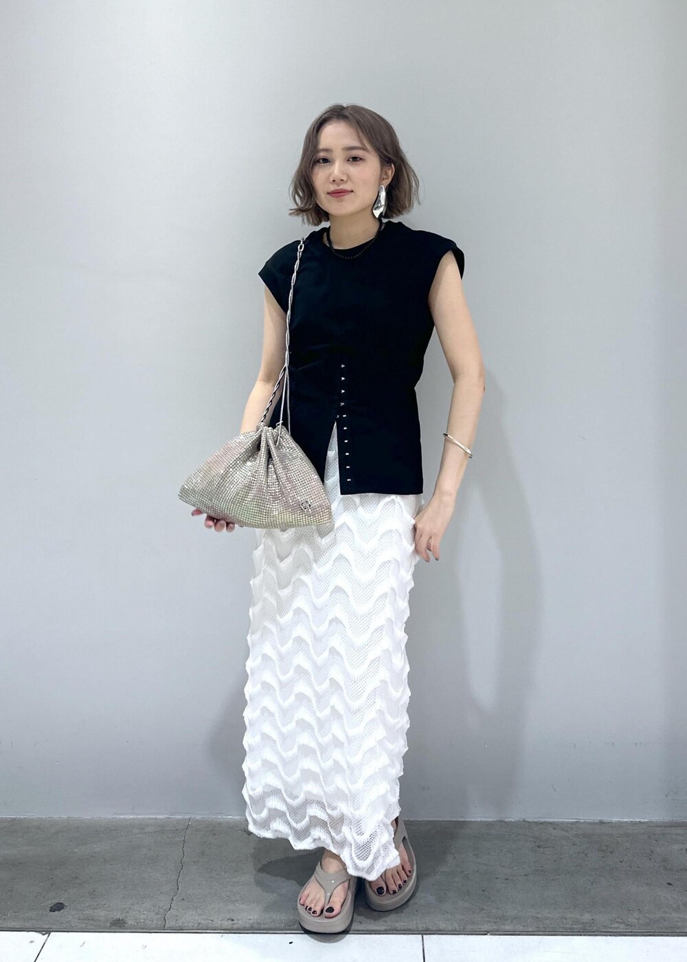 「骨格ストレート、ブルベ冬、ブルベ夏、ブルベコーデ、骨格ストレートコーデ、春夏コーデ、シルバー、ホワイト、スカートコーデ、ノースリーブ、OOFOS、サンダル、厚底、ベージュ、ブラウン」｜「ADAM ET ROPE'のニュアンスオーバルバングル（バングル/リストバンド、シルバー系）」を使った、きなさん（レディース・156cm）の春コーディネートの4枚目の写真