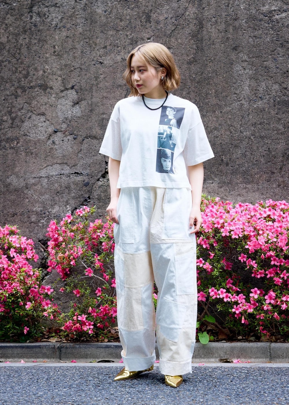 「audrey、audreyhepburn、audrey hepburn、audrey hepburn collection by jun、special2024、Tシャツコーデ、サンダルコーデ、ミュール、ヒール、ゴールド、フォト、フォトT、クロップド、クロップドT、ブルベ冬」｜「ADAM ET ROPE'のウエッジヒールストラップミュール（パンプス、ゴールド系）」を使った、きなさん（レディース・156cm）の夏コーディネートの2枚目の写真