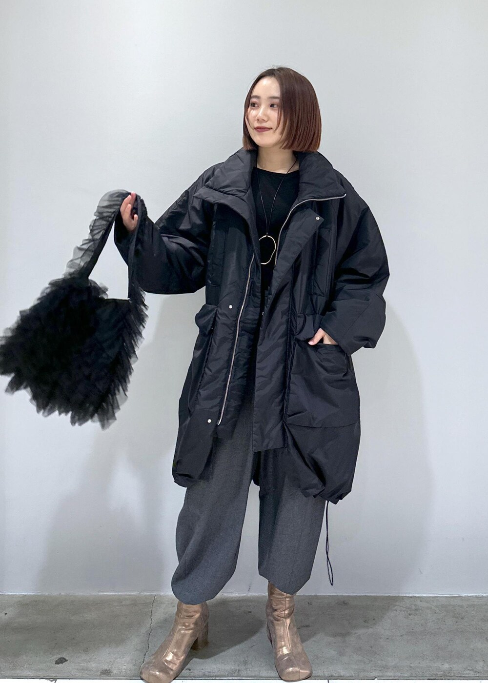 「24SS、24SS春の新作、春の新作、新作、カーゴパンツ、チュール、フリル、バッグ、黒、ブラック、グレー、ゴールド、ストリート、レディ、モード」｜「ADAM ET ROPE'のN-3Bロングパファーコート（その他アウター、ブラック系）」を使った、きなさん（レディース・156cm）の冬コーディネートの2枚目の写真