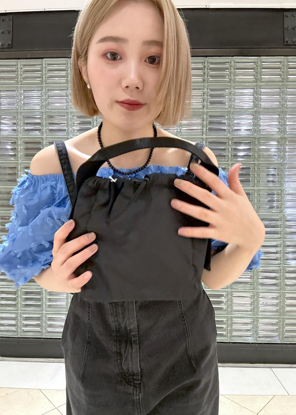 「骨格ストレート、ブルベ、ブルベ冬、ブルベ夏、シルバー、ブラック、ブルー、ブラックデニム、デニム、ロンパース、オールインワン、サロペット、調整可能、長さ調整可能、フルレングス」｜「GANNIの【GANNI(ガニー)】RECYCLED TECH POUCH（ハンドバッグ、ブラック系）」を使った、きなさん（レディース・156cm）の春コーディネートの7枚目の写真