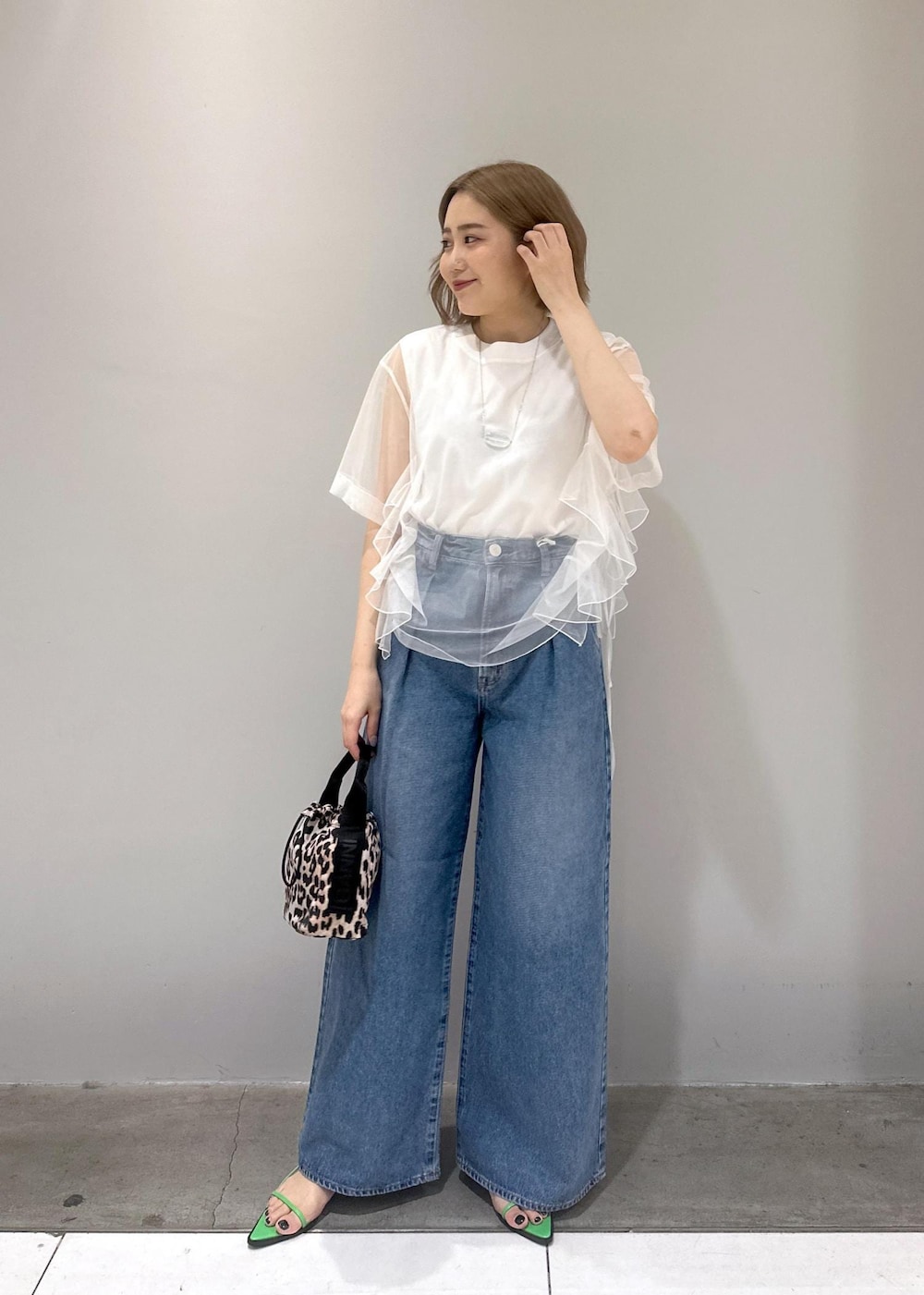 「骨格ストレート、ブルベ、ブルベ冬、ブルベ夏、チュール、シアー、シアーコーデ、GANNI、バッグ、デニムコーデ、サンダルコーデ、デニム」|「NEEDBY heritageの【NEEDBY for ADAM ET ROPE'】別注WIDE DENIM(デニムパンツ、ブルー系)」を使った、きなさん(レディース・156cm)の春コーディネートの2枚目の写真
