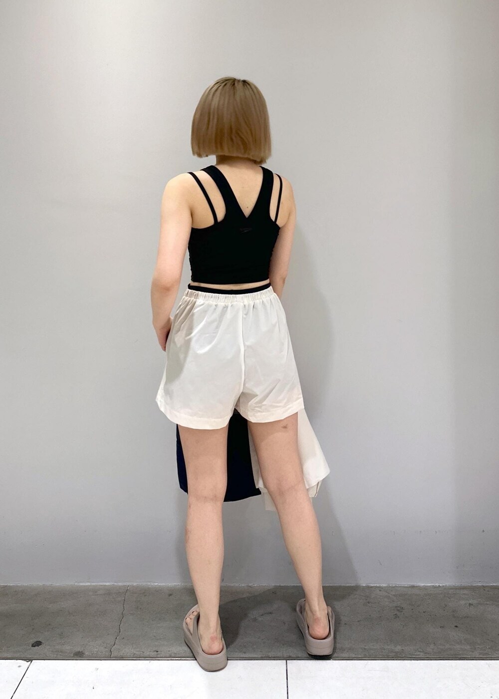 「シャツコーデ、ブルベ、ブルベ冬、ブルベ夏、水着、ラッシュガード、スイムウェア、OOFOS、NOMADIS、イヤリング、シルバーアクセサリー、サンダルコーデ、2024別注ITEM、トートバッグ、ホワイト」｜「NOMADISの【NOMADIS  for ADAM ET ROPE'】別注 SAC2 W TOTE BAG（トートバッグ、ブルー系）」を使った、きなさん（レディース・156cm）の春コーディネートの10枚目の写真