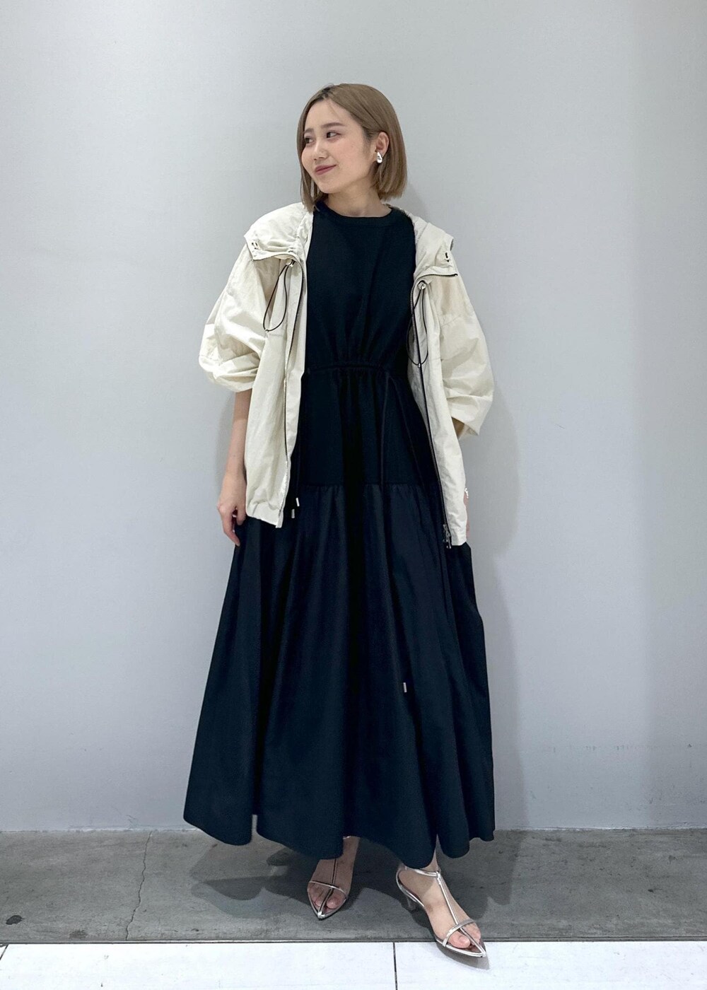 「レイン、ワンピース、軽羽織、ブルゾン、サンダル、サンダルコーデ、梅雨コーデ、メッシュバッグ、nomadis、adidas、シルバー、撥水加工、撥水」｜「NOMADISの【NOMADIS(ノマディス)】VELO MESH（ショルダーバッグ、グリーン系）」を使った、きなさん（レディース・156cm）の夏コーディネートの2枚目の写真