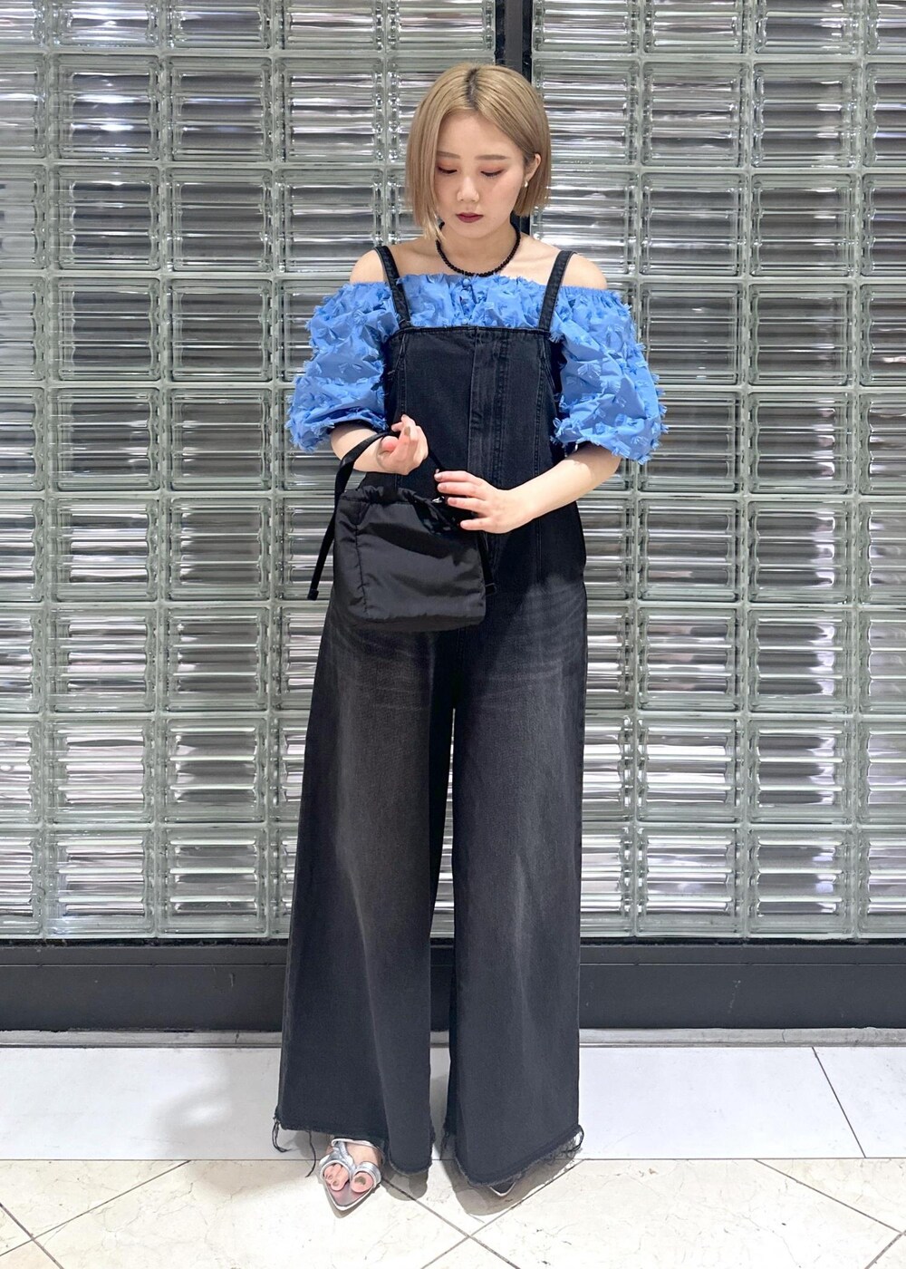 「骨格ストレート、ブルベ、ブルベ冬、ブルベ夏、シルバー、ブラック、ブルー、ブラックデニム、デニム、ロンパース、オールインワン、サロペット、調整可能、長さ調整可能、フルレングス」｜「GANNIの【GANNI(ガニー)】RECYCLED TECH POUCH（ハンドバッグ、ブラック系）」を使った、きなさん（レディース・156cm）の春コーディネートの3枚目の写真
