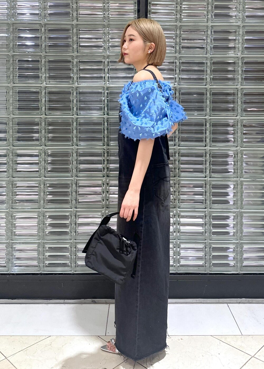 「骨格ストレート、ブルベ、ブルベ冬、ブルベ夏、シルバー、ブラック、ブルー、ブラックデニム、デニム、ロンパース、オールインワン、サロペット、調整可能、長さ調整可能、フルレングス」｜「GANNIの【GANNI(ガニー)】RECYCLED TECH POUCH（ハンドバッグ、ブラック系）」を使った、きなさん（レディース・156cm）の春コーディネートの2枚目の写真