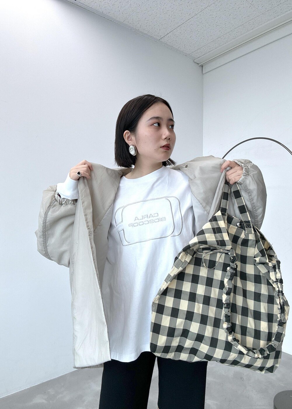 「レイヤードスタイル、シルバーアクセサリー、ロングブーツ、ロゴT、ロンT、アウター、秋アウター、初秋コーデ、秋コーデ、初冬コーデ、デートコーデ、お出かけコーデ、女子会コーデ、モード、大人カジュアル」｜「Championの【Champion for ADAM ET ROPE'】別注LOGO L/S  T-SHIRT（Tシャツ/カットソー、ホワイト系）」を使った、きなさん（レディース・156cm）の秋コーディネートの4枚目の写真
