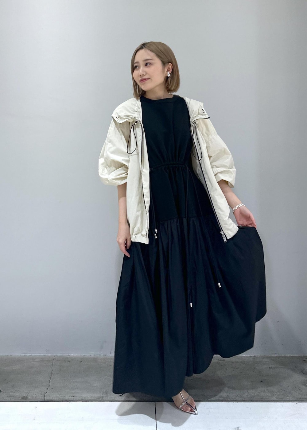 「レイン、ワンピース、軽羽織、ブルゾン、サンダル、サンダルコーデ、梅雨コーデ、メッシュバッグ、nomadis、adidas、シルバー、撥水加工、撥水」｜「NOMADISの【NOMADIS(ノマディス)】VELO MESH（ショルダーバッグ、グリーン系）」を使った、きなさん（レディース・156cm）の夏コーディネートの3枚目の写真