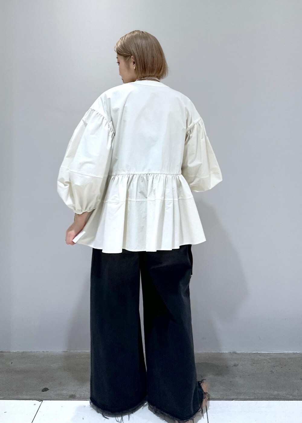 「平均身長、ブルベ、ブルベ冬、ブルベ夏、羽織、洗濯可能、自宅で洗濯可能、シワになりにくい、シルバー、イヤリング、ジップ、ジップカーディガン、調整可能、長さ調整可能、オフホワイト」|「ADAM ET ROPE'のビーンイヤリング(イヤリング、シルバー系)」を使った、きなさん(レディース・156cm)の春コーディネートの5枚目の写真