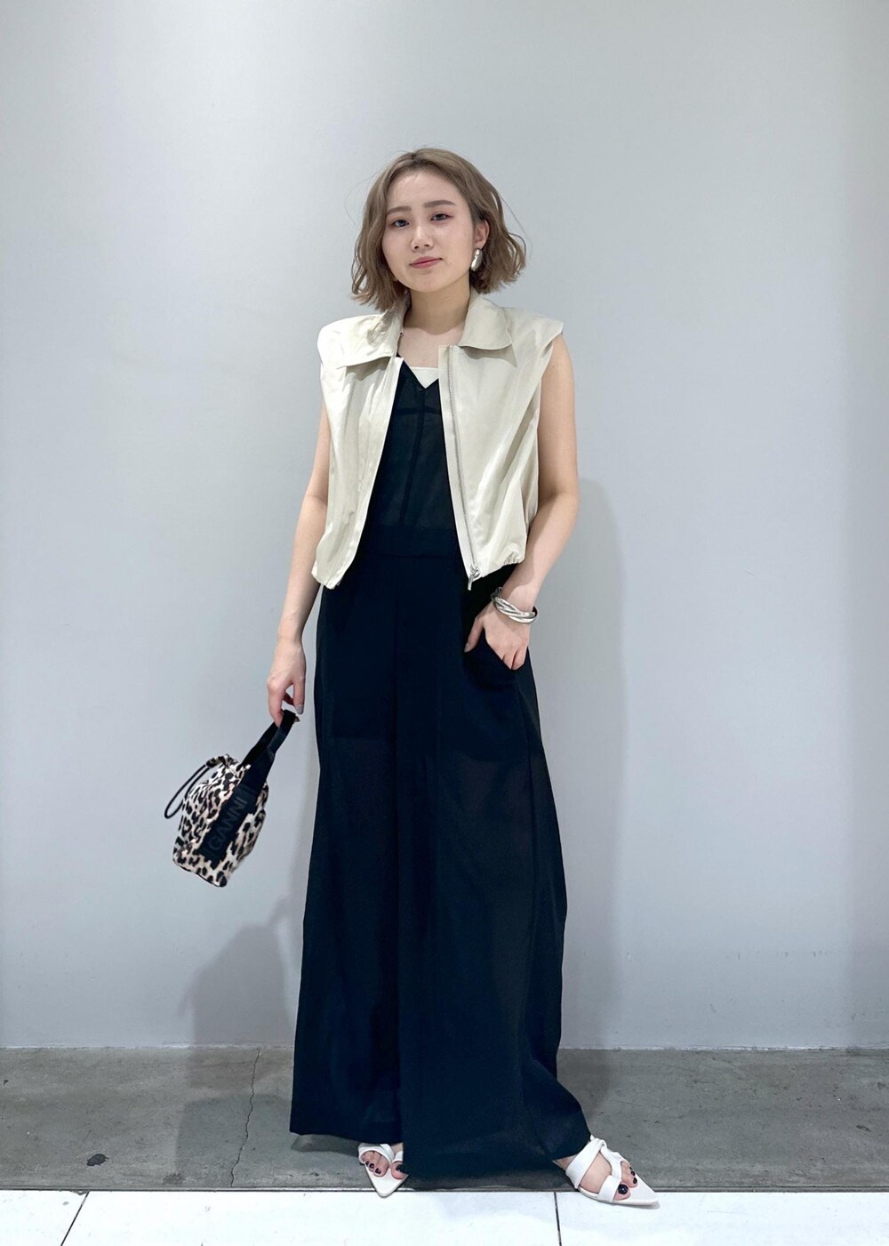 「サンダル、GANNI、バングル、ベストコーデ、オールインワンコーデ、インナーキャミ、シルバーアクセサリー、BEN AMUN、夏コーデ、春夏コーデ、ホワイト、ベージュ、Vネック、アイボリー、ダウン」|「ADAM ET ROPE'の【サステナブル】ニットバージョンベアキャミ(キャミソール、ホワイト系)」を使った、きなさん(レディース・156cm)の春コーディネートの5枚目の写真