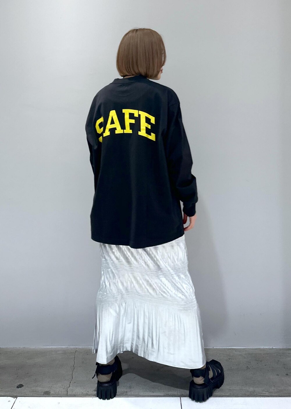 「ホワイト、長袖、ジャケット、カーディガン、ショート、ボリューム、スカート、ブルー、ロング、タイトスカート、十分丈、ハイウエスト、スリット、フリンジ、マキシ」｜「ADAM ET ROPE'の【WEB限定】ボーダープリーツスカート（スカート、シルバー系）」を使った、きなさん（レディース・156cm）の春コーディネートの5枚目の写真