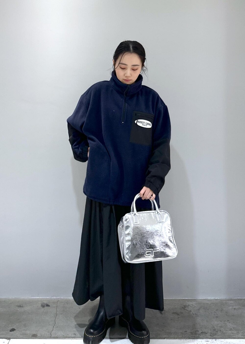 「サイドゴア、Dr.Martens、ドクターマーチン、ドクター、マーチン、ホワイト、グレー、ショルダーバッグ、ハンドバッグ、巾着、バケツバッグ、ブラック、ニット、長袖、ネイビー」｜「ADAM ET ROPE'の【サステナブル・2WAY】ロゴボストンバッグ（ボストンバッグ、シルバー系）」を使った、きなさん（レディース・156cm）の冬コーディネートの4枚目の写真
