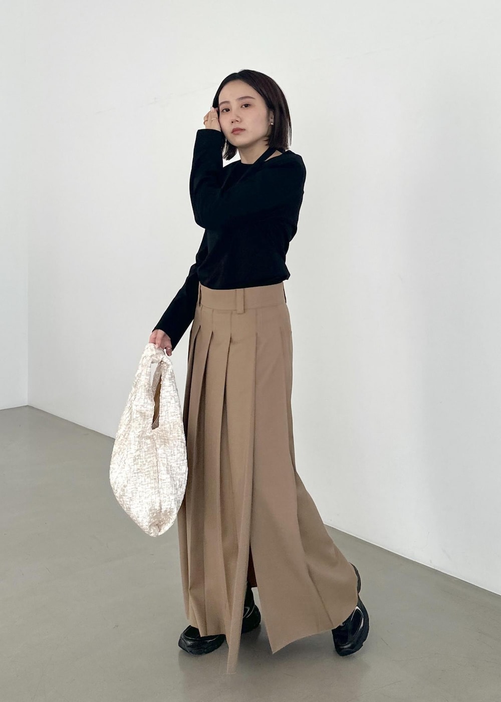 「骨格ストレート、スニーカーコーデ、LACOSTE、ラコステ、別注、シルバー、ゴールド、ブラック、プリーツスカート、プリーツ、ウール、Tシャツ、ロンT、初秋コーデ、秋コーデ」|「ADAM ET ROPE'のビーンイヤリング(イヤリング、シルバー系)」を使った、きなさん(レディース・156cm)の夏コーディネートの2枚目の写真