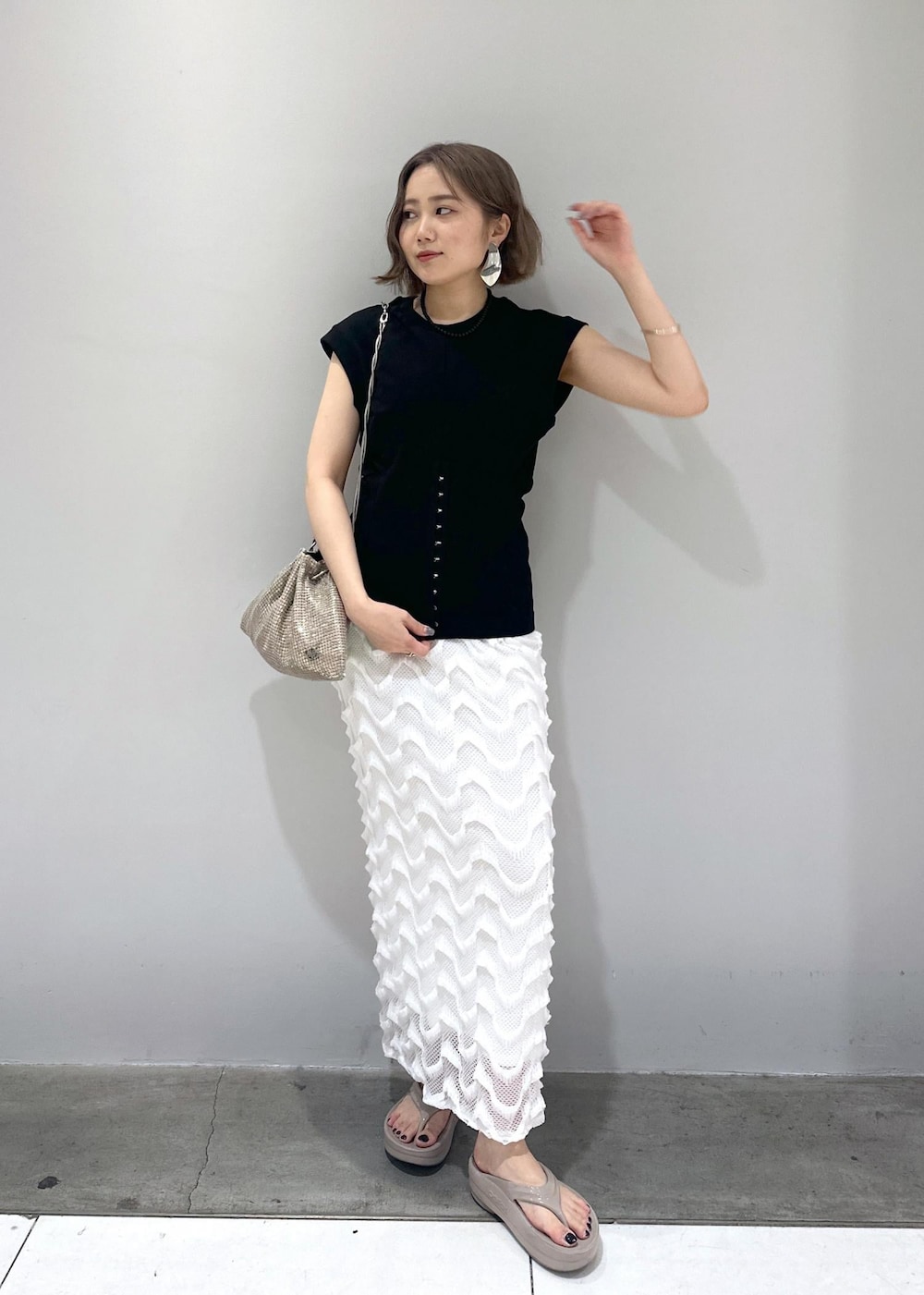 「骨格ストレート、ブルベ冬、ブルベ夏、ブルベコーデ、骨格ストレートコーデ、春夏コーデ、シルバー、ホワイト、スカートコーデ、ノースリーブ、OOFOS、サンダル、厚底、ベージュ、ブラウン」｜「ADAM ET ROPE'のニュアンスオーバルバングル（バングル/リストバンド、シルバー系）」を使った、きなさん（レディース・156cm）の春コーディネートの3枚目の写真