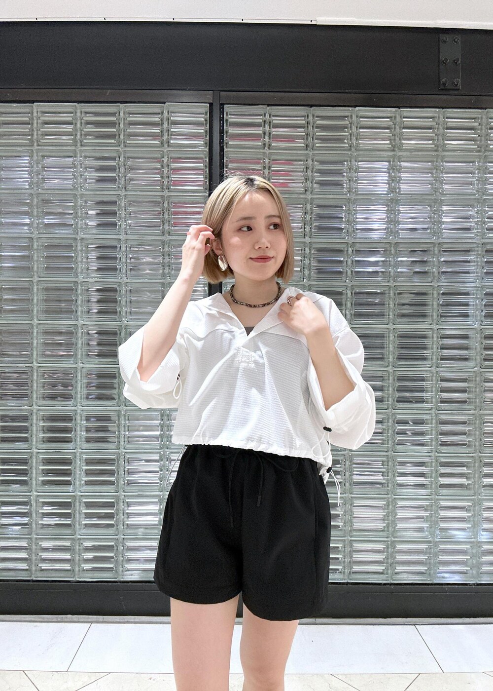「水着、スイムウェア、キャミ、イヤリング、ショートパンツ、春夏コーデ、夏コーデ、低身長コーデ、低身長、骨格ストレート、ブルベ、ブルベ冬、夏、ホワイト、長袖」｜「Sisi Joiaの【Sisi Joia/シシジョイア】CANCALE necklace（ネックレス、ブルー系）」を使った、きなさん（レディース・156cm）の春コーディネートの6枚目の写真