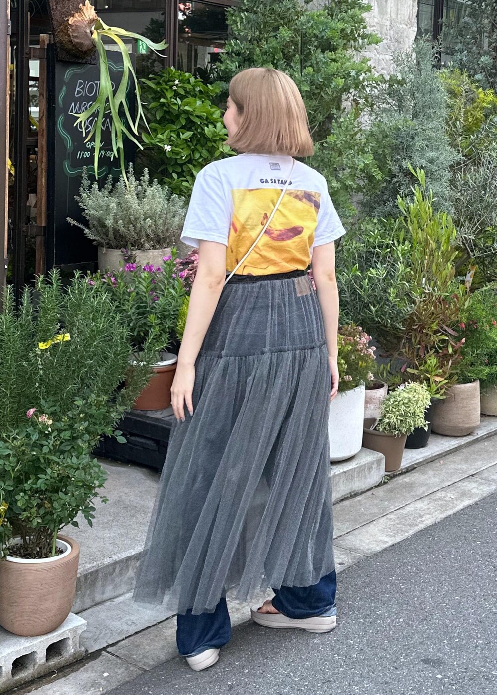 「休日コーデ、デニムコーデ、needby、tang tang、Tシャツ、Tシャツコーデ、別注、カジュアル、カジュアルコーデ、SDGs、サステナブル、低身長、骨格ストレート、ブルべ、きれいめ」｜「ADAM ET ROPE'の【TANGTANG for ADAM ET ROPE'】別注GASATANG  MINIUYUNIGT-877(THISCAROFMINE)（Tシャツ/カットソー、ホワイト系）」を使った、きなさん（レディース・156cm）の春コーディネートの4枚目の写真
