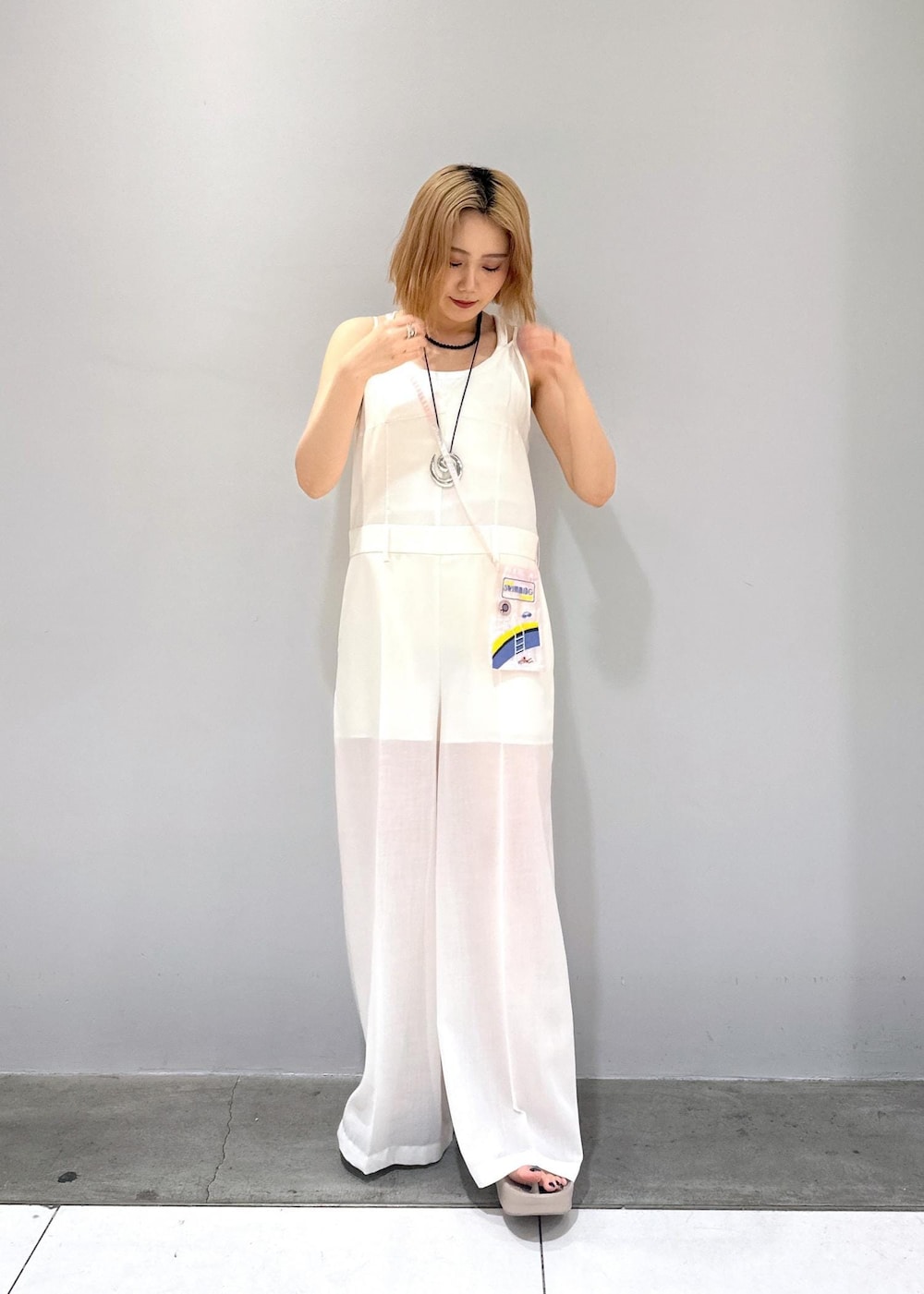 「OOFOS、別注、コラボ、BRIGITTE TANAKA、ブリジットタナカ、ホワイト、HYKE、ハイク、タンクトップ、キャミ、インナー、シアー、オールインワン、ロンパース、サンダル」｜「ADAM ET ROPE'のシアーキャミロンパース（サロペット/オーバーオール、ホワイト系）」を使った、きなさん（レディース・156cm）の春コーディネートの3枚目の写真