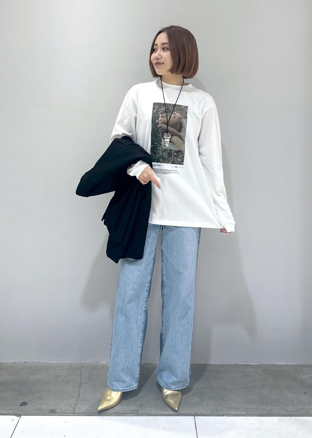 「骨格ストレート、ブルベ、ブルベふゆ、ブルベ冬、ブルベ夏、ジャケット、ジャケットコーデ、ロンT、フォト、フォトT、ロゴT、デニム、デニムコーデ、ストレート、ストレートデニム」｜「NEEDBY heritageの【NEEDBY for ADAM ET ROPE'】別注 WIDE STRAIGHT（デニムパンツ、ブルー系）」を使った、きなさん（レディース・156cm）の冬コーディネートの7枚目の写真