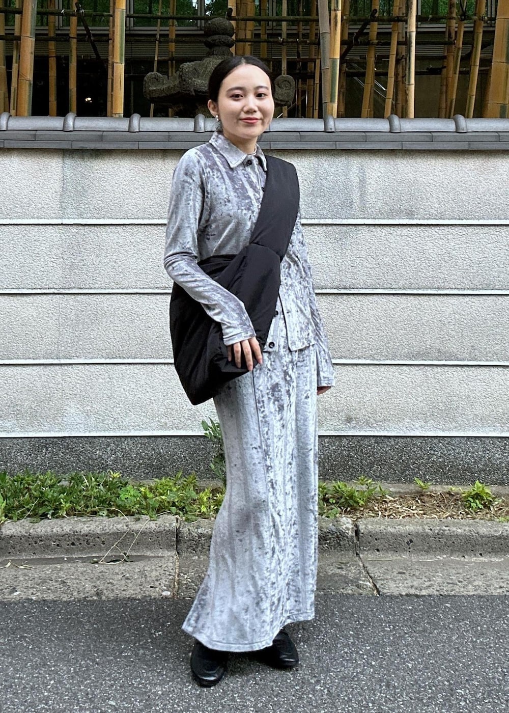 「初春コーデ、初秋コーデ、秋コーデ、初冬コーデ、お出かけコーデ、旅行コーデ、女子会コーデ、大人カジュアル、セットアップ、レイヤード、体型カバー、ワントーンコーデ、カジュアルコーデ、シンプルコーデ、きれいめコーデ」｜「MILLERの【Miller for ADAM ET ROPE'】別注ベロア CARDIGAN（カーディガン/ボレロ、グレー系）」を使った、きなさん（レディース・156cm）の秋コーディネートの6枚目の写真