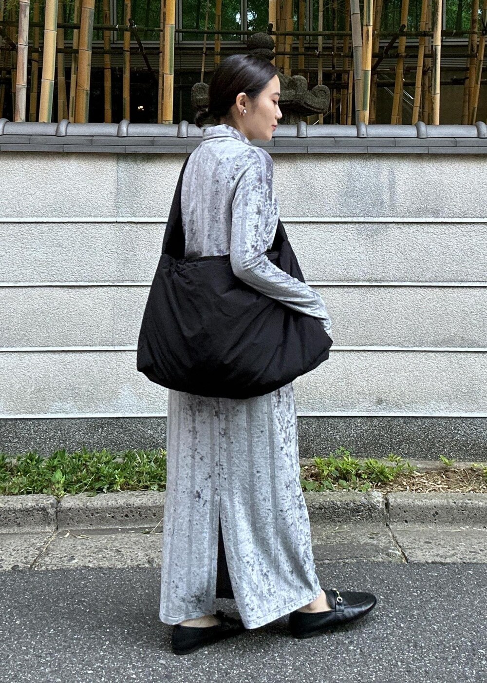 「初春コーデ、初秋コーデ、秋コーデ、初冬コーデ、お出かけコーデ、旅行コーデ、女子会コーデ、大人カジュアル、セットアップ、レイヤード、体型カバー、ワントーンコーデ、カジュアルコーデ、シンプルコーデ、きれいめコーデ」｜「MILLERの【Miller for ADAM ET ROPE'】別注ベロア CARDIGAN（カーディガン/ボレロ、グレー系）」を使った、きなさん（レディース・156cm）の秋コーディネートの8枚目の写真